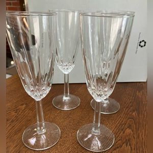 Beautiful champagne toasting glasses 4. Stands approximately 6” tall.